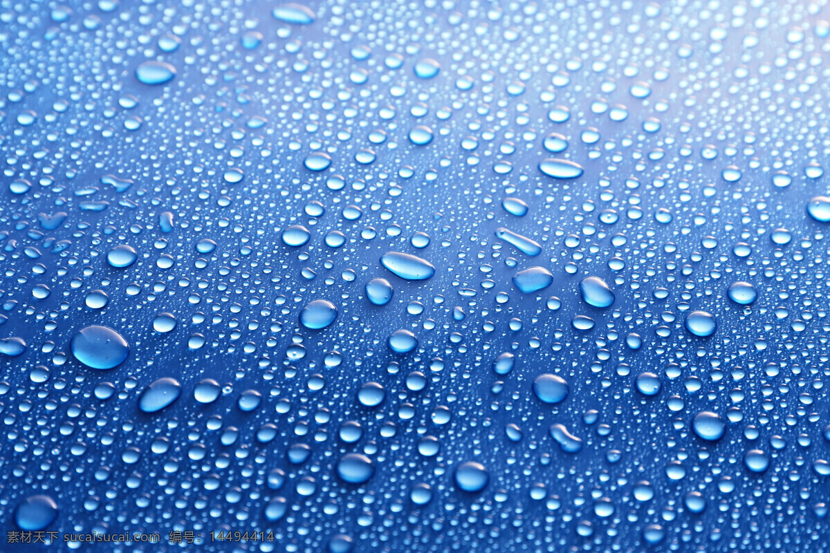 蓝色冰爽水珠 水珠 水滴 玻璃上的蒸汽 下雨 下雨的玻璃 玻璃上的水珠 玻璃上的雨水 冷气水滴 夏日水珠 冰爽水珠 蓝色